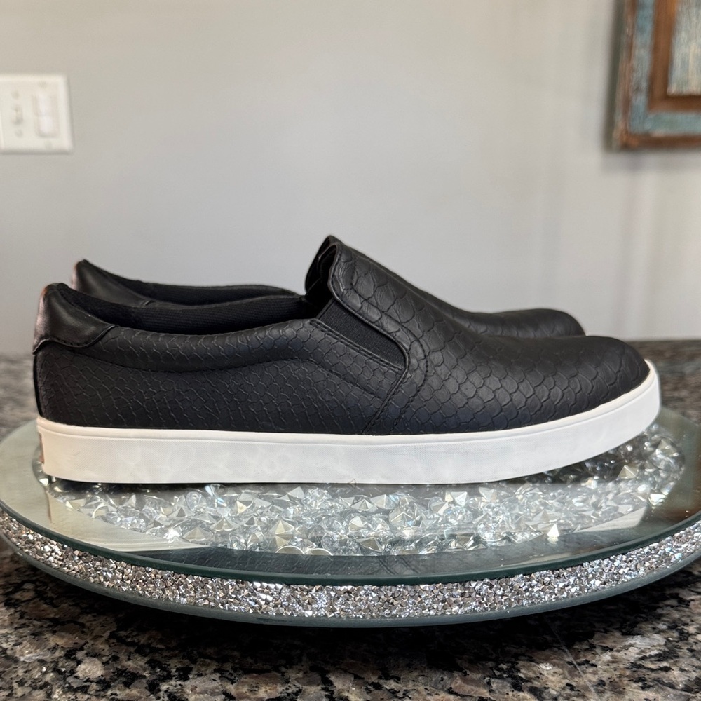 Dr. Scholl's memory foam Black Textured Slip-On Sneakers EUC 11